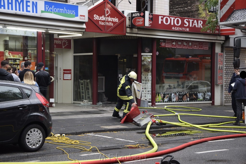 Feuer 2 Koeln Nippes Neusserstr P218.JPG - Miklos Laubert